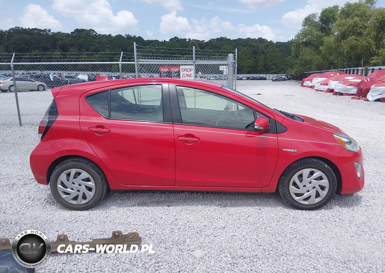2015 Toyota Prius C Two VIN:JTDKDTB36F1587037 - 13