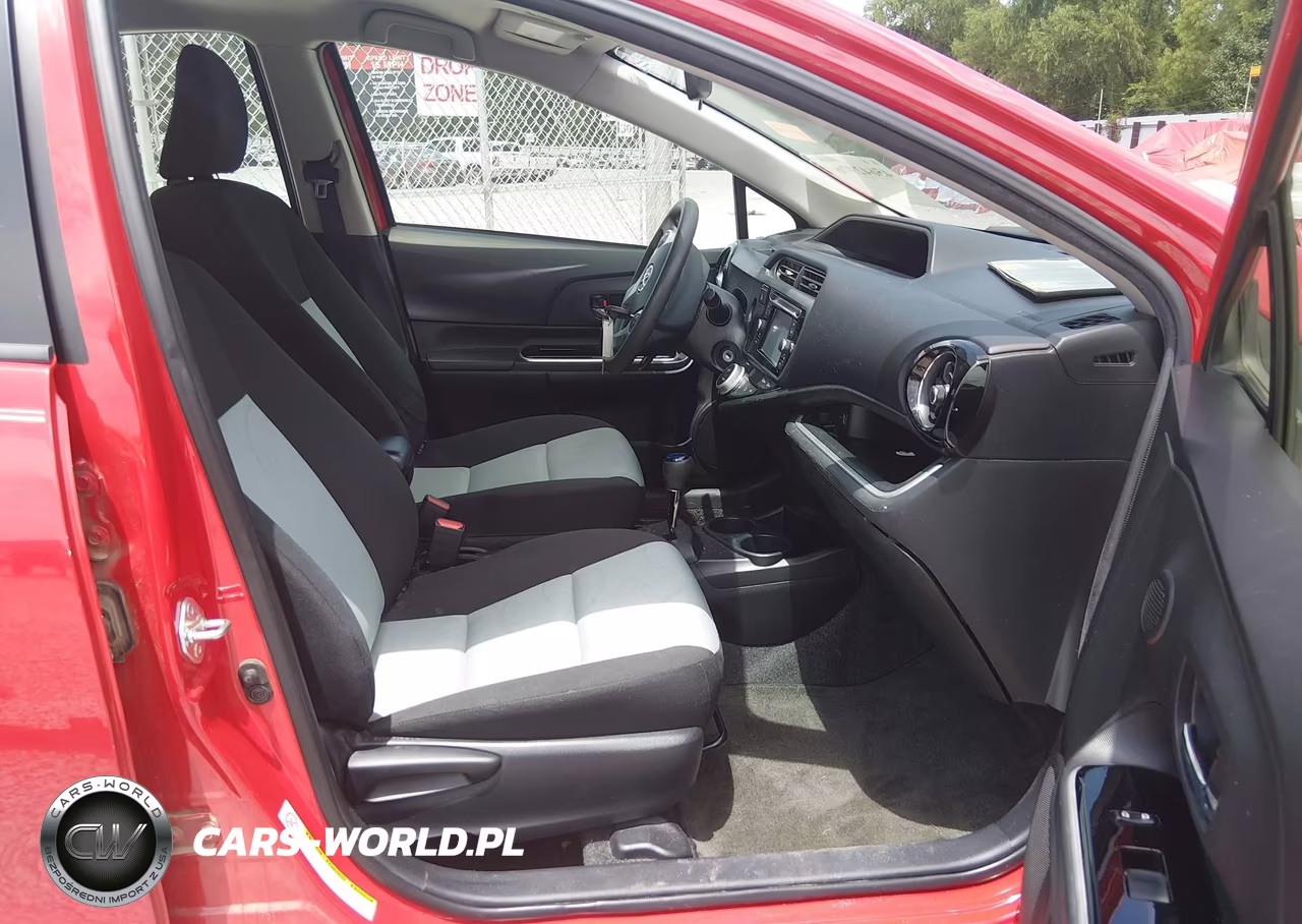 2015 Toyota Prius C Two VIN:JTDKDTB36F1587037 - 5