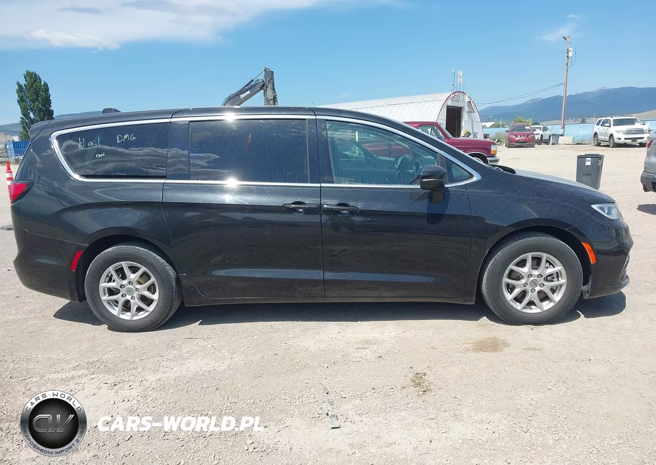 2023 Chrysler Pacifica Touring L VIN:2C4RC1BG7PR616258 - 13