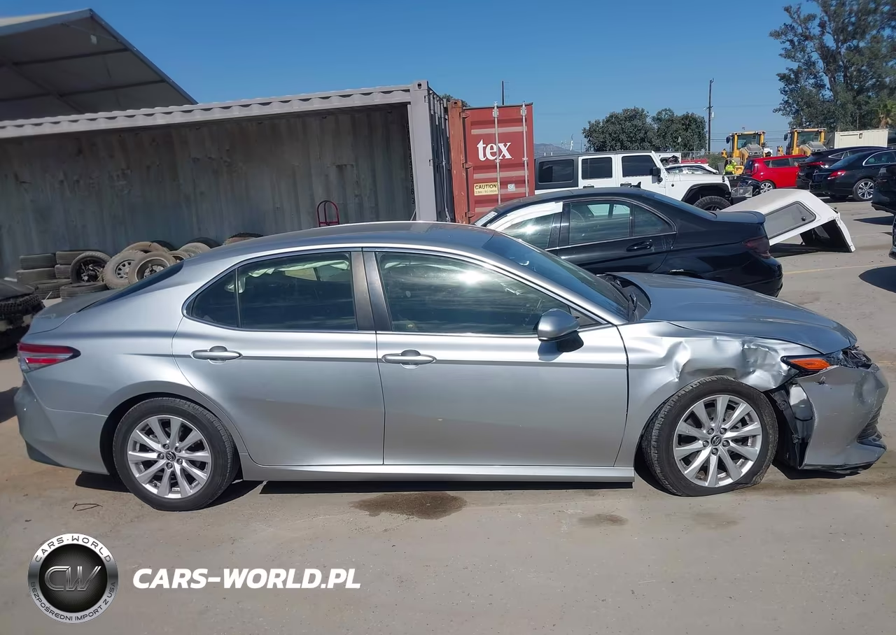 2018 Toyota Camry Le VIN:JTNB11HK3J3048508 - 17