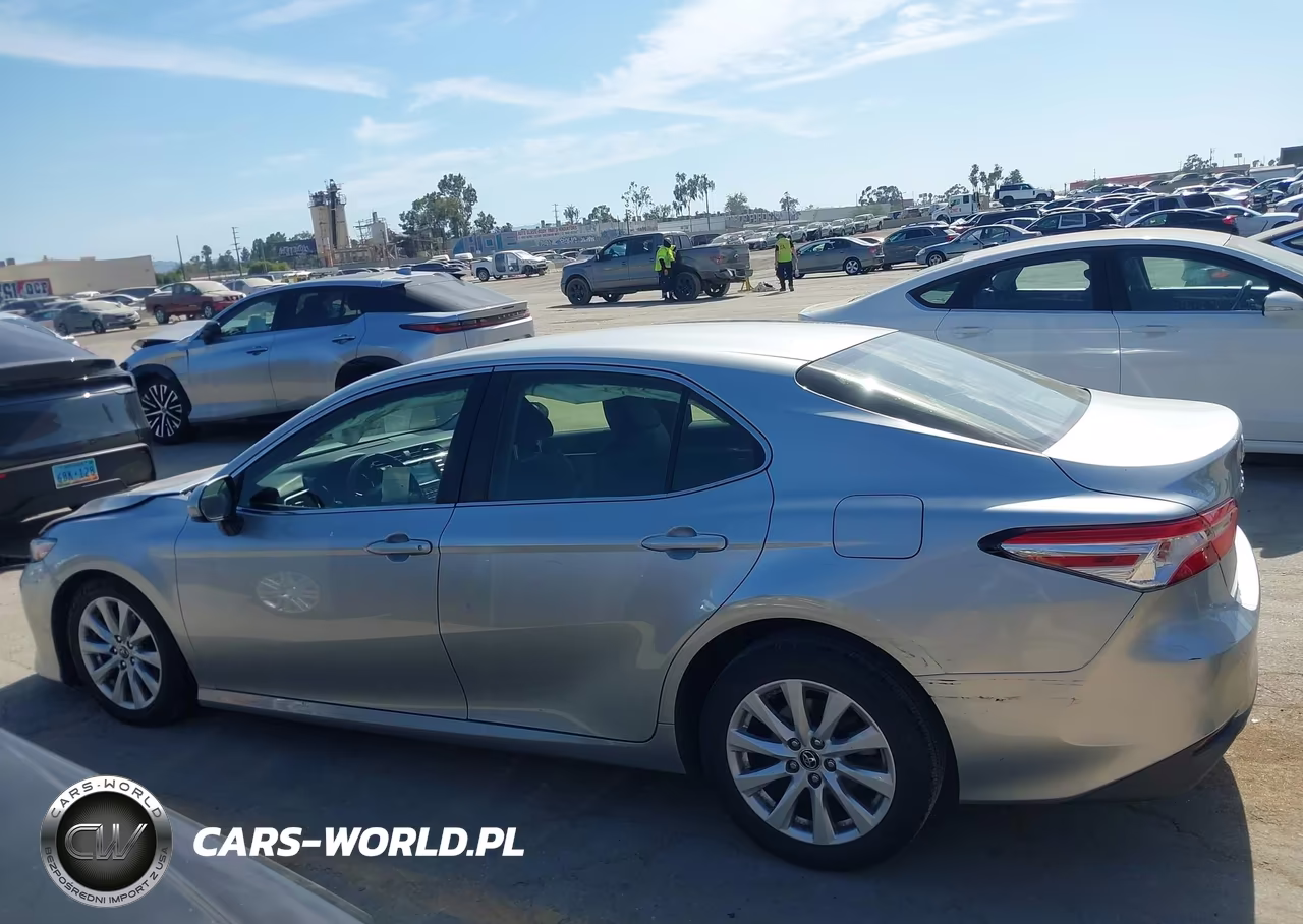 2018 Toyota Camry Le VIN:JTNB11HK3J3048508 - 18