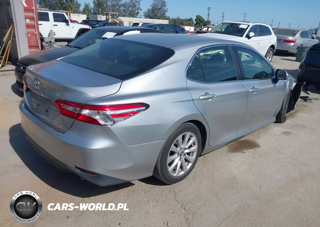 2018 Toyota Camry Le VIN:JTNB11HK3J3048508 - 4