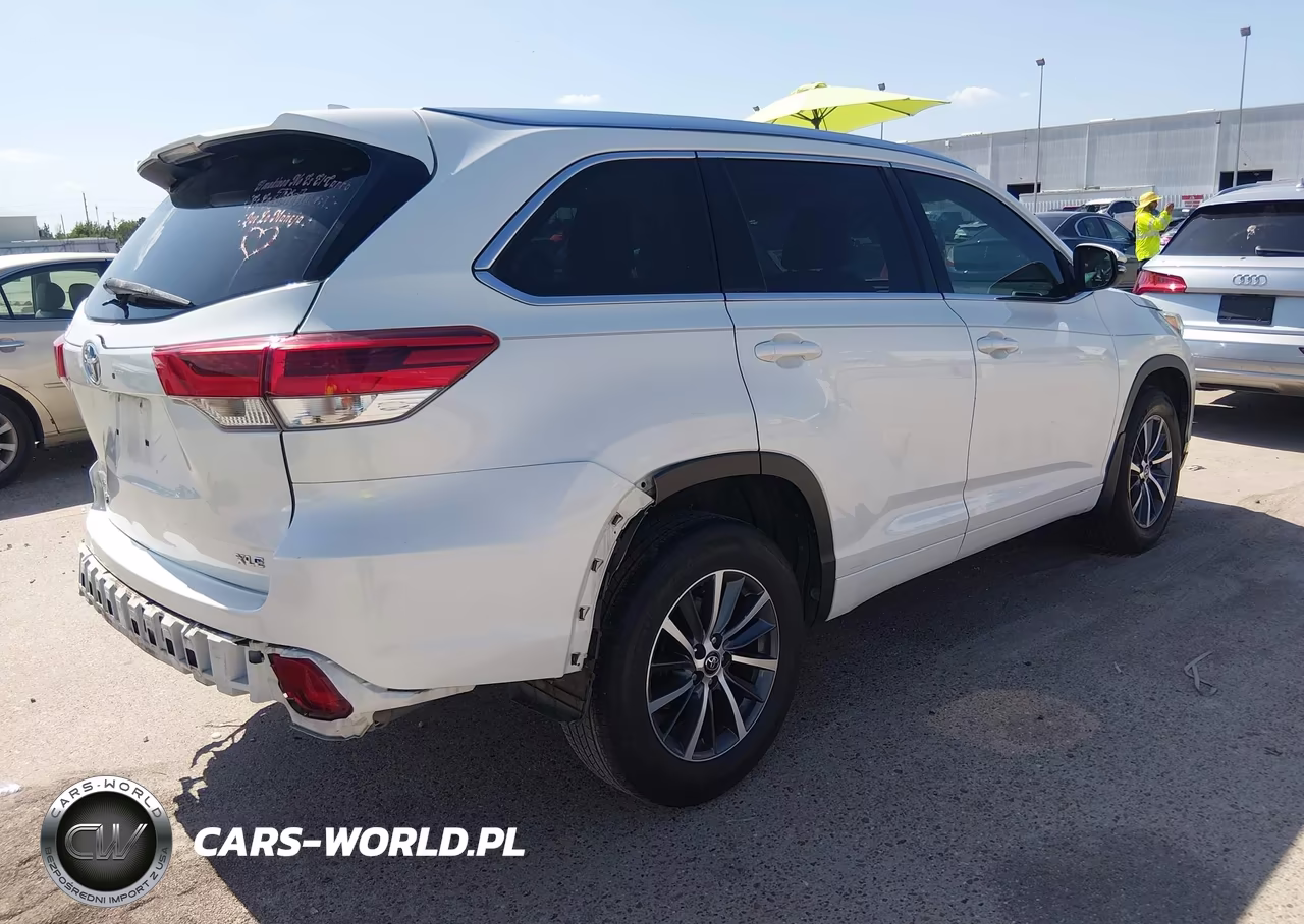 2018 Toyota Highlander Xle VIN:5TDKZRFH1JS534087 - 4