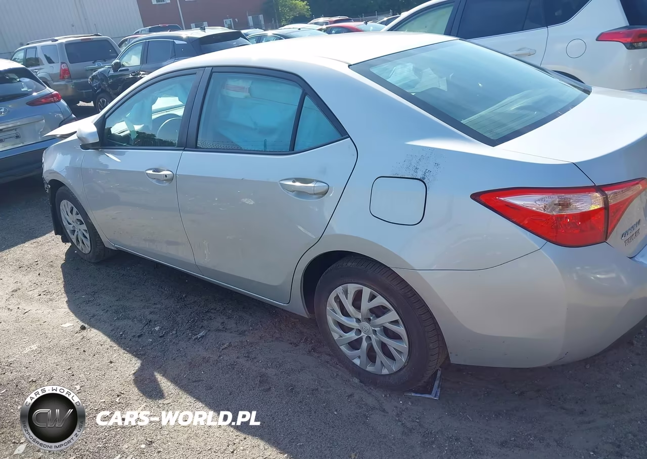2018 Toyota Corolla Le VIN:2T1BURHE0JC061616 - 3