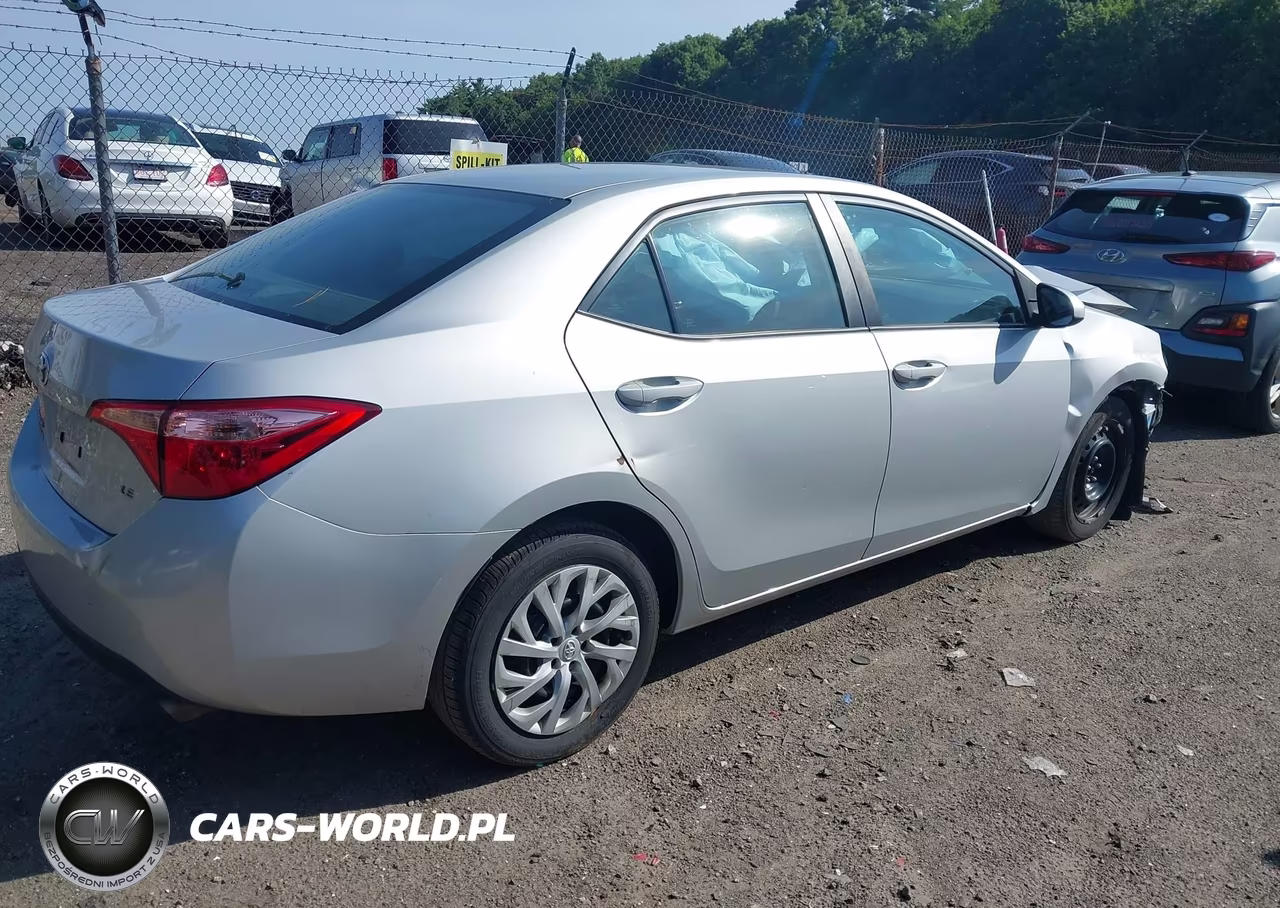 2018 Toyota Corolla Le VIN:2T1BURHE0JC061616 - 4