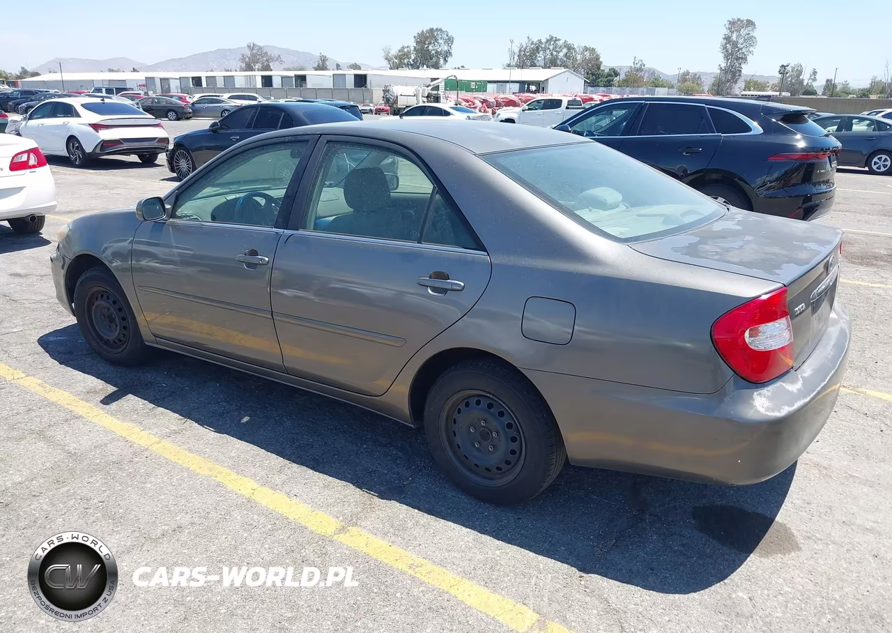 2002 Toyota Camry Le VIN:JTDBE32K220038424 - 3