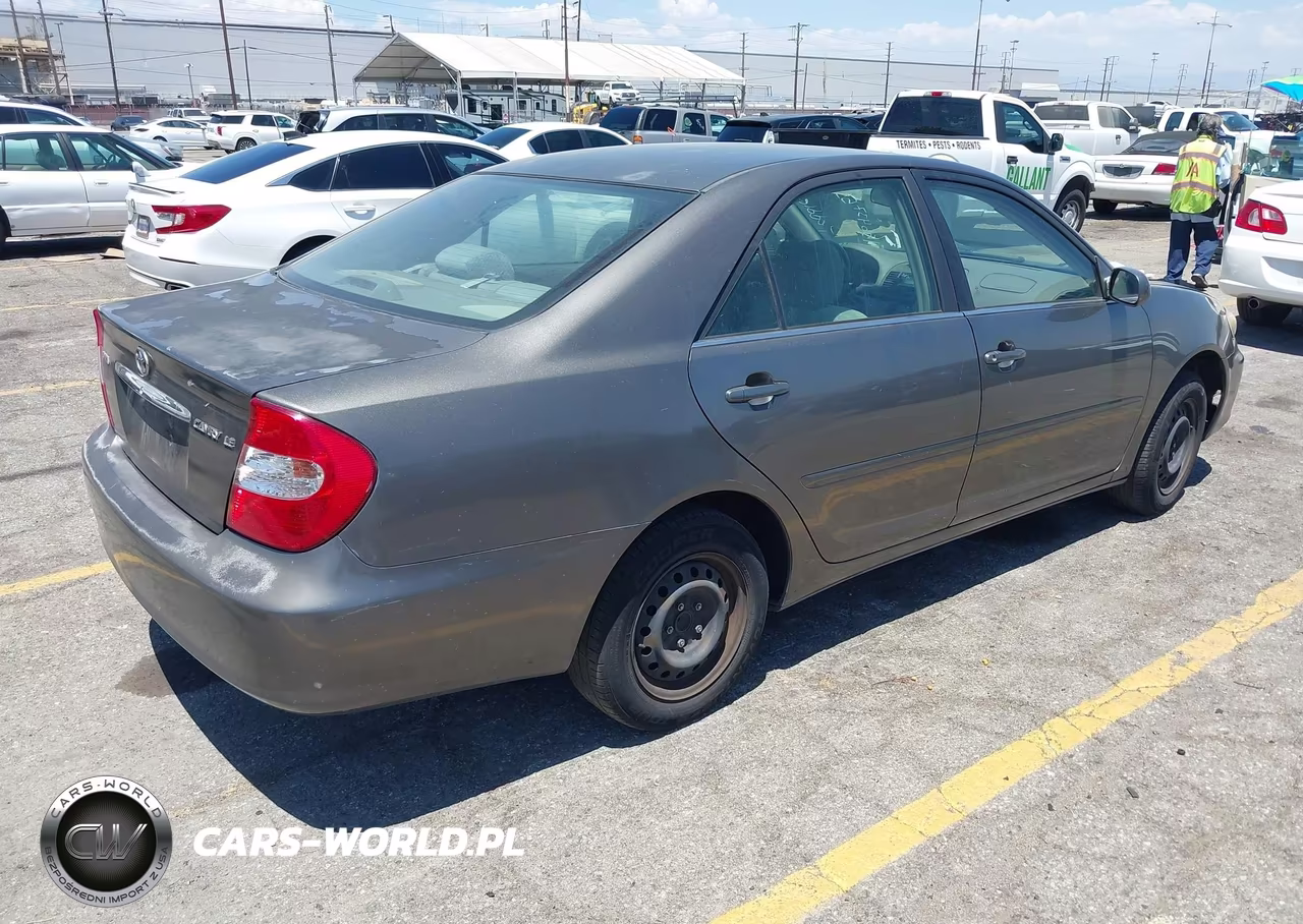 2002 Toyota Camry Le VIN:JTDBE32K220038424 - 4