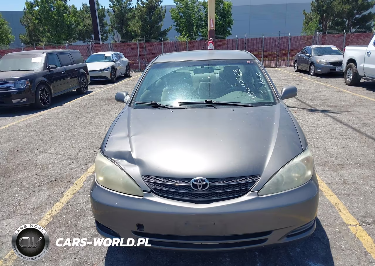 2002 Toyota Camry Le VIN:JTDBE32K220038424 - 6