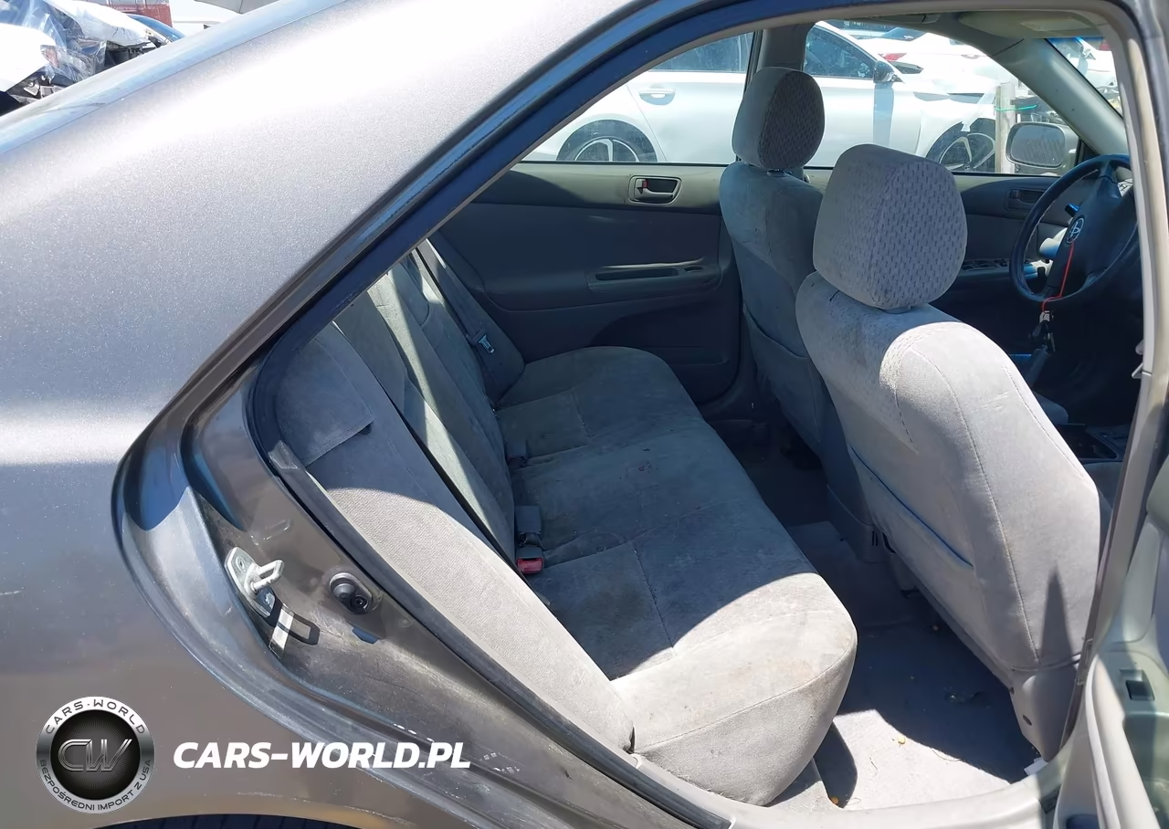 2002 Toyota Camry Le VIN:JTDBE32K220038424 - 8