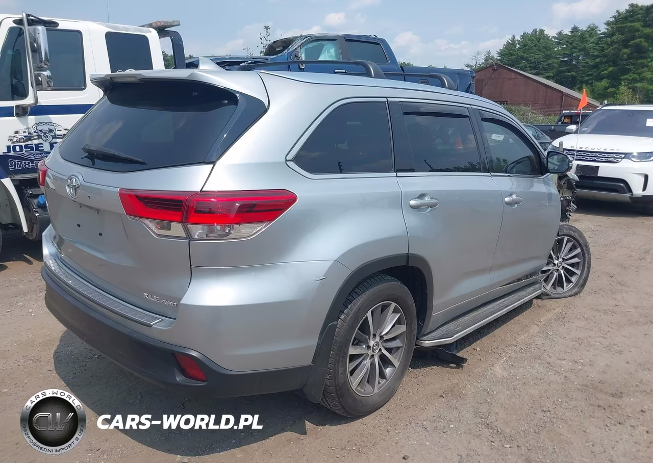 2017 Toyota Highlander Xle VIN:5TDJZRFH9HS478762 - 4