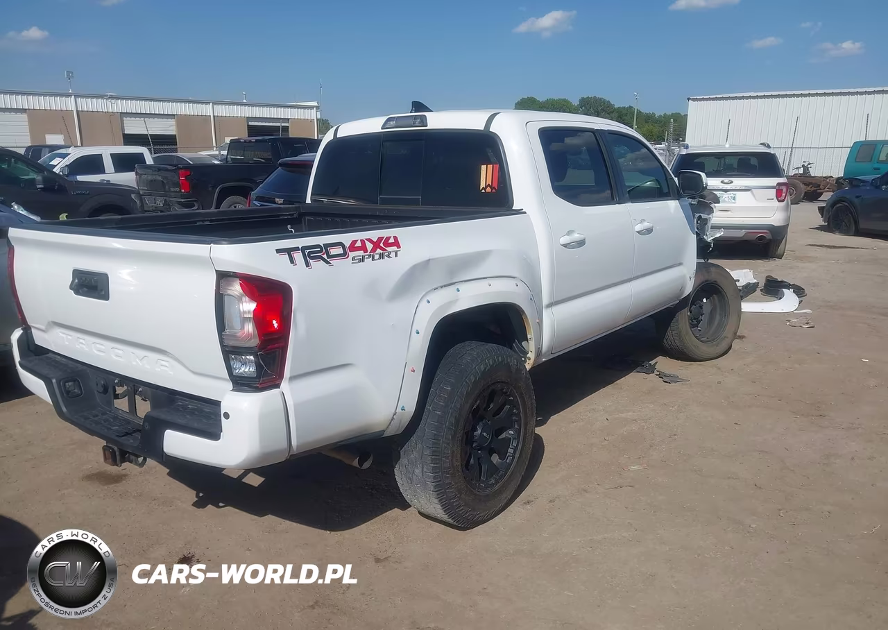 2018 Toyota Tacoma Trd Sport VIN:5TFCZ5AN2JX131126 - 4
