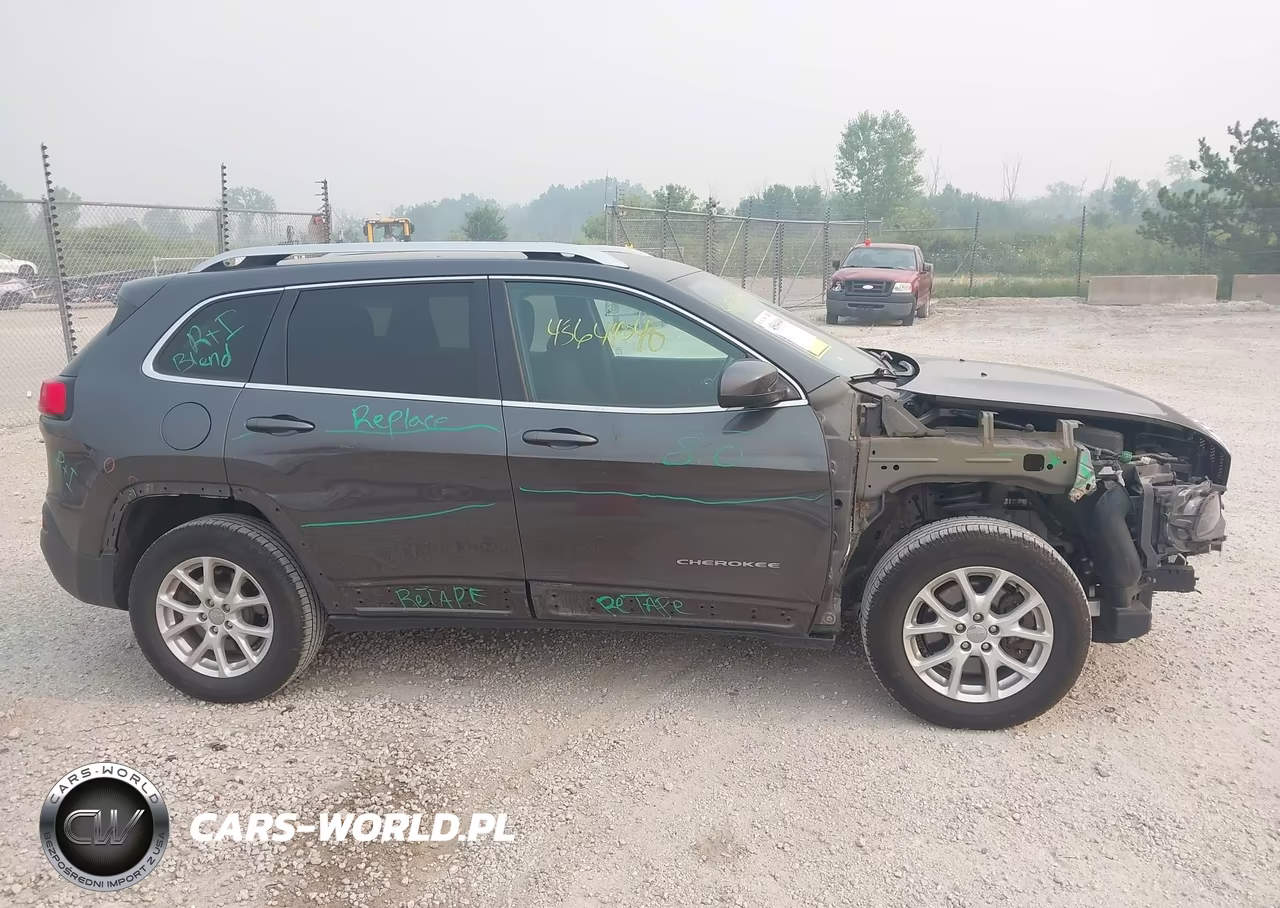 2015 Jeep Cherokee Latitude VIN:1C4PJMCSXFW565619 - 13