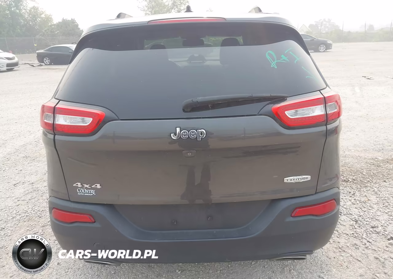 2015 Jeep Cherokee Latitude VIN:1C4PJMCSXFW565619 - 16