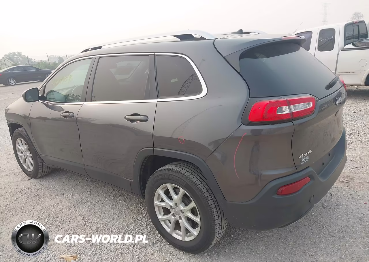 2015 Jeep Cherokee Latitude VIN:1C4PJMCSXFW565619 - 3