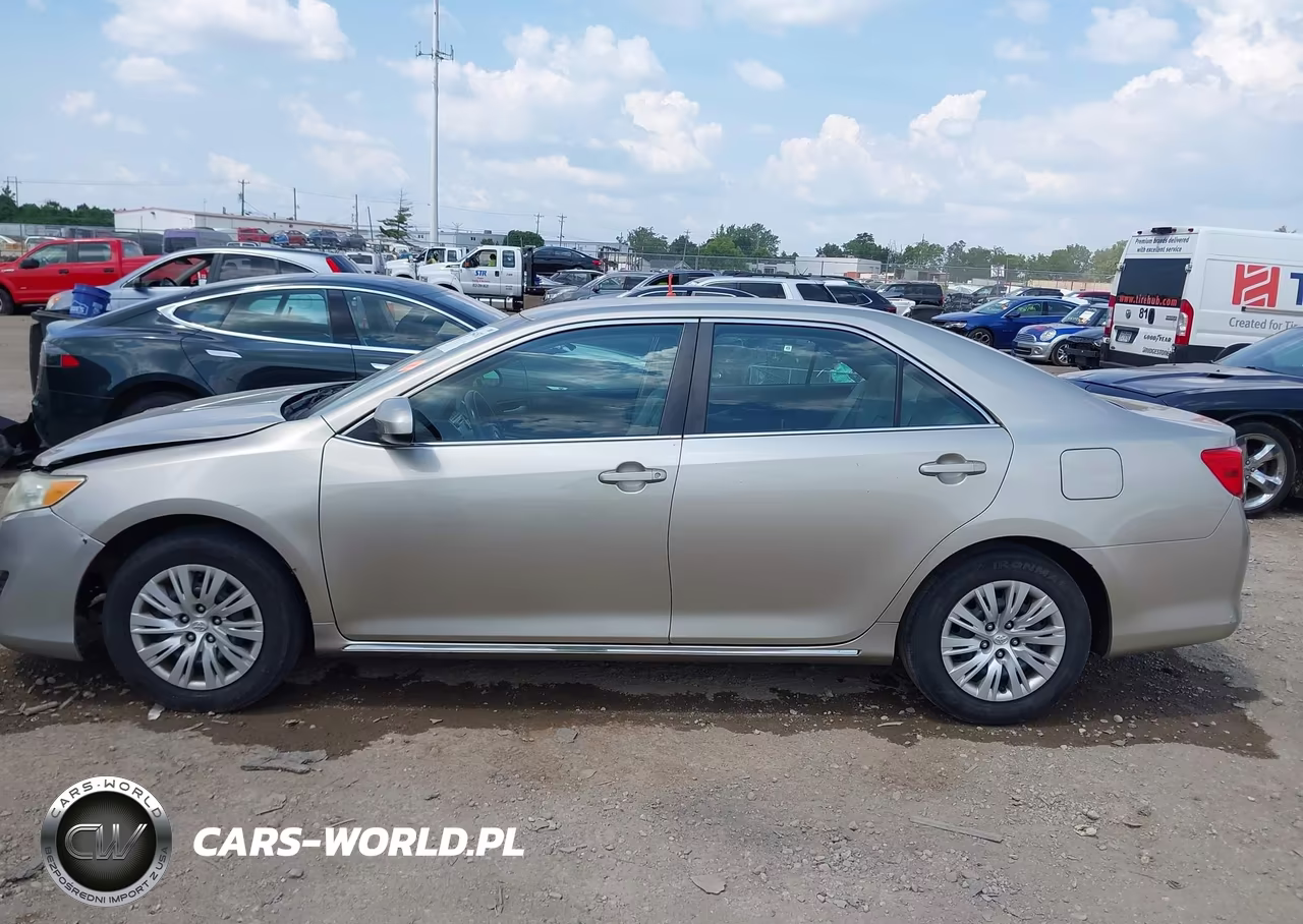 2014 Toyota Camry Le VIN:4T4BF1FK1ER440333 - 14