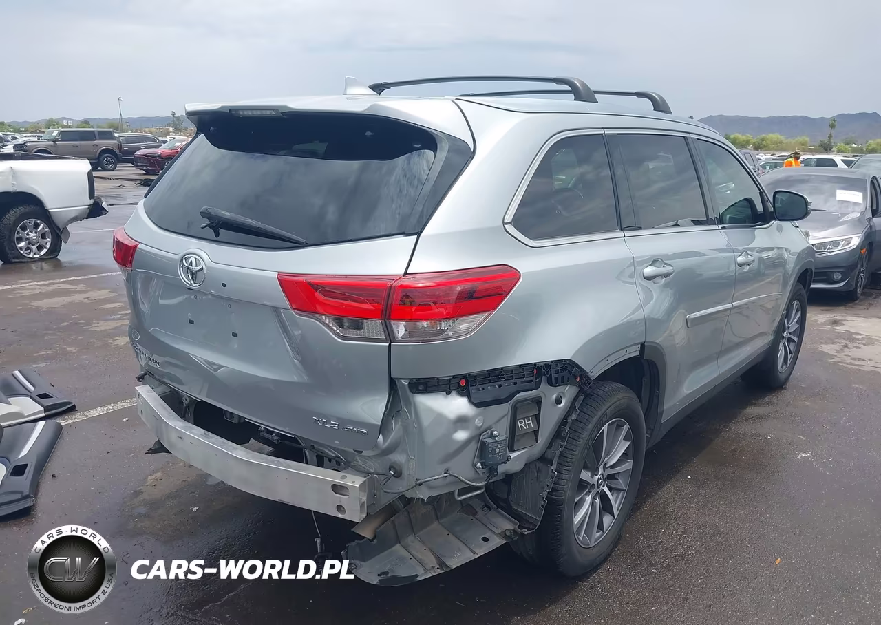 2019 Toyota Highlander Xle VIN:5TDJZRFH5KS981499 - 4