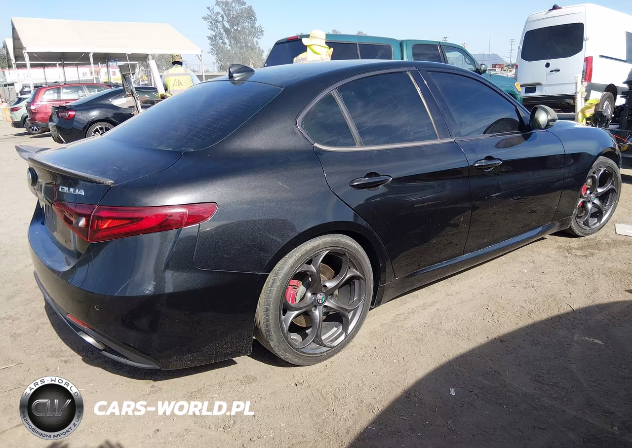 2017 Alfa Romeo Giulia Ti Rwd VIN:ZARFAECNXH7549922 - 4