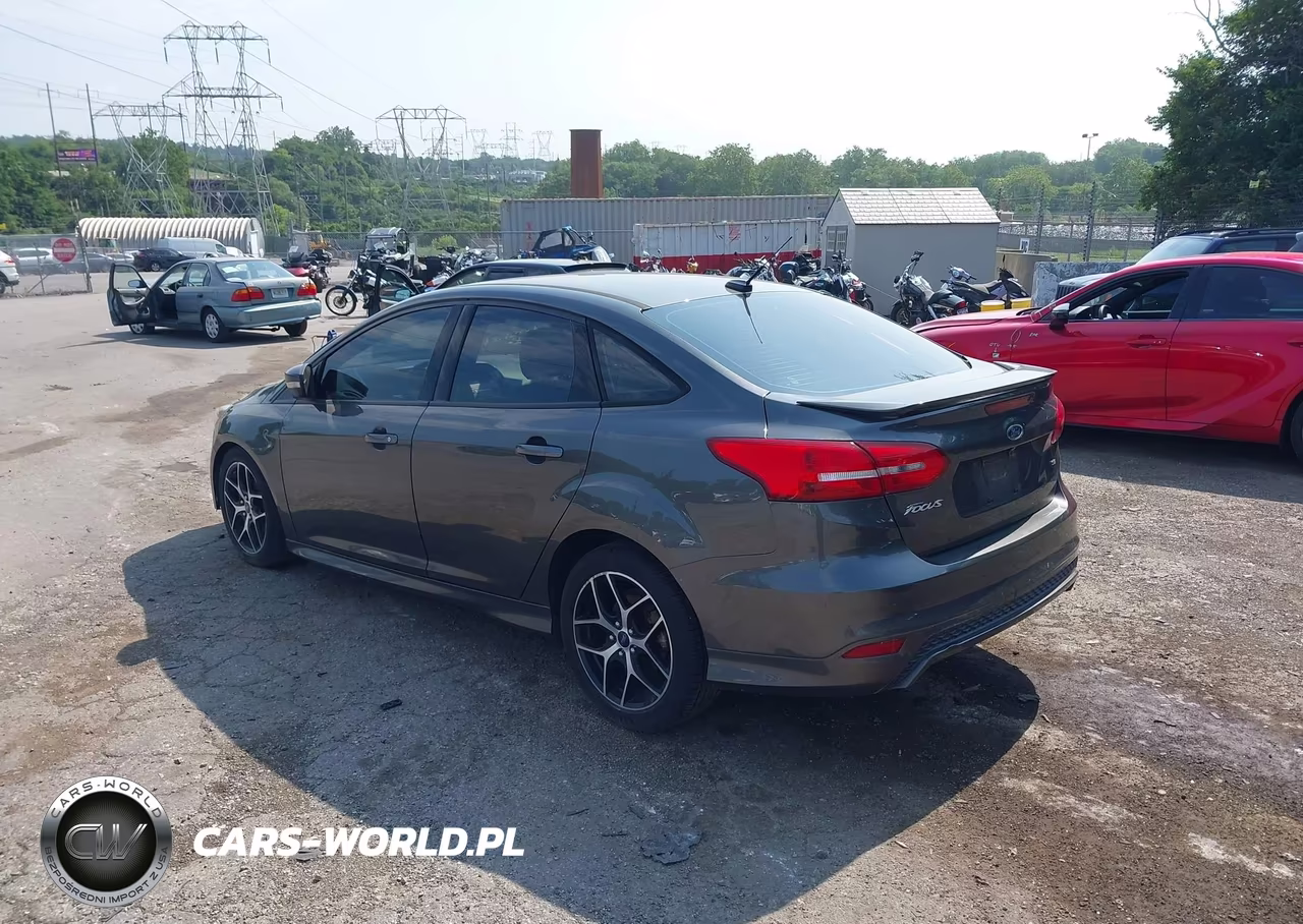 2016 Ford Focus Se VIN:1FADP3F26GL248646 - 3
