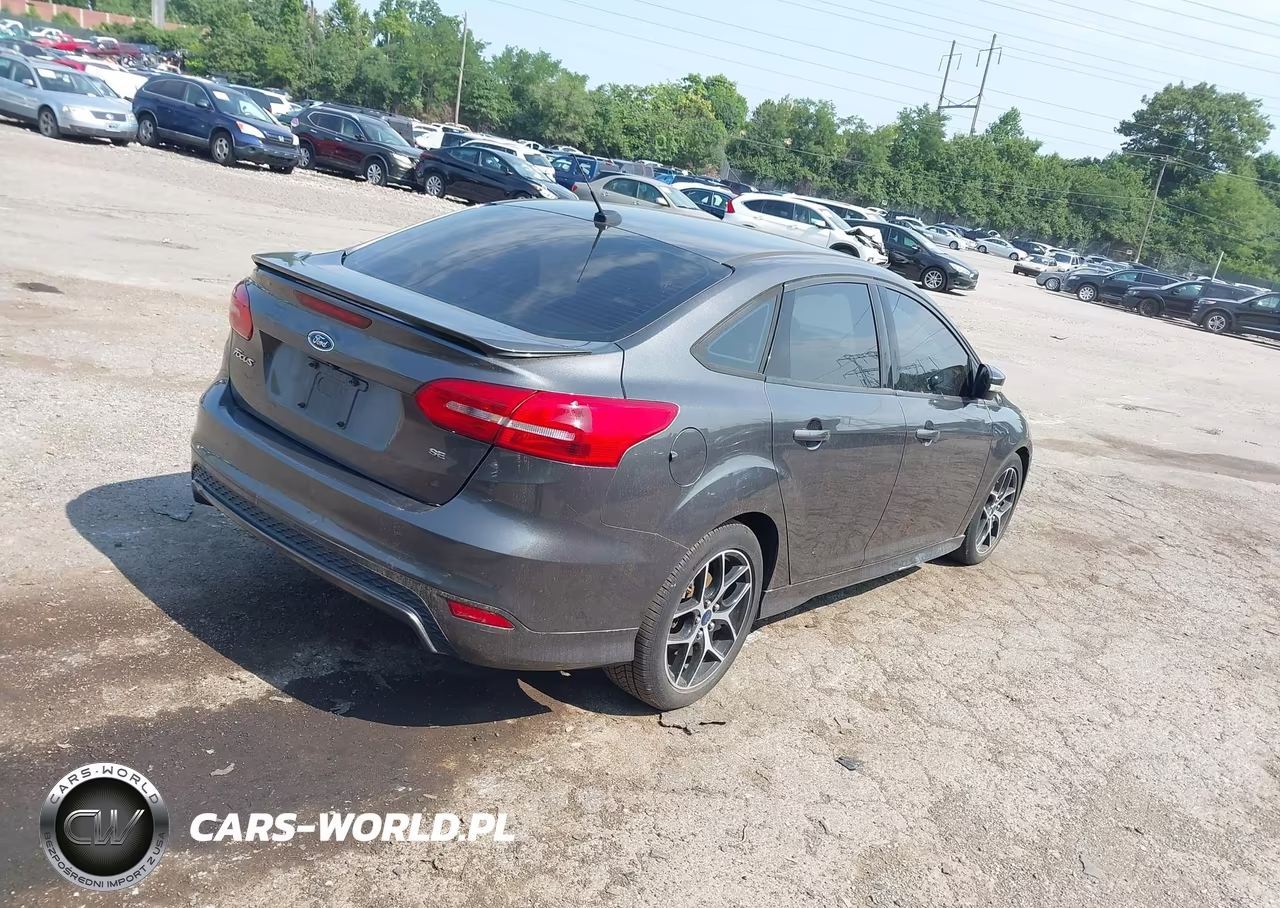 2016 Ford Focus Se VIN:1FADP3F26GL248646 - 4