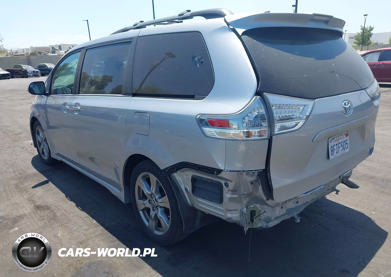 2018 Toyota Sienna Se 8 Passenger VIN:5TDXZ3DCXJS957213 - 3