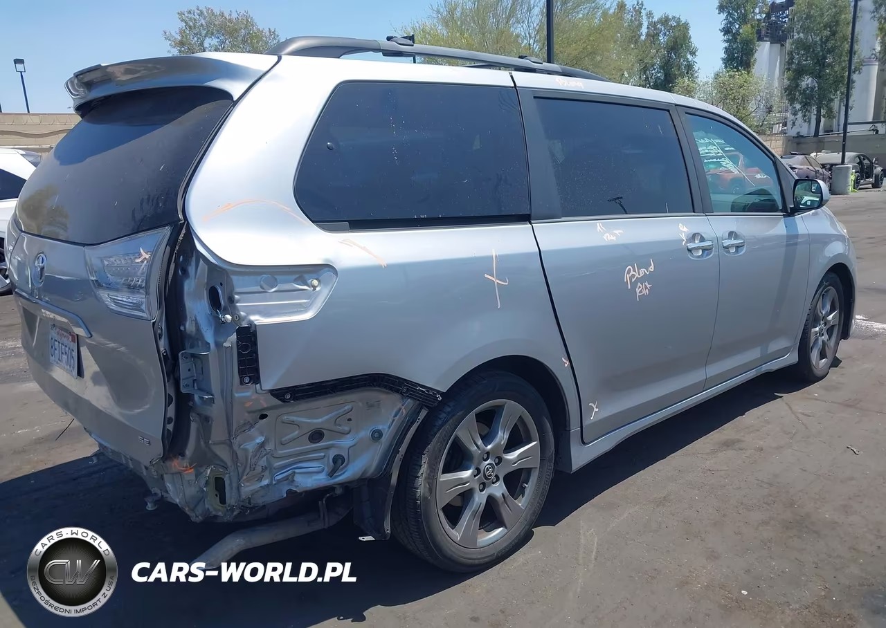 2018 Toyota Sienna Se 8 Passenger VIN:5TDXZ3DCXJS957213 - 4