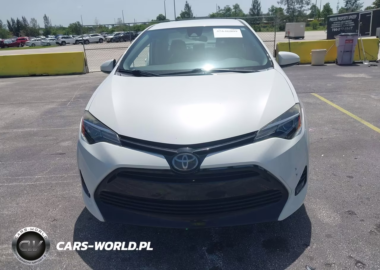 2018 Toyota Corolla Le VIN:5YFBURHE6JP853124 - 12