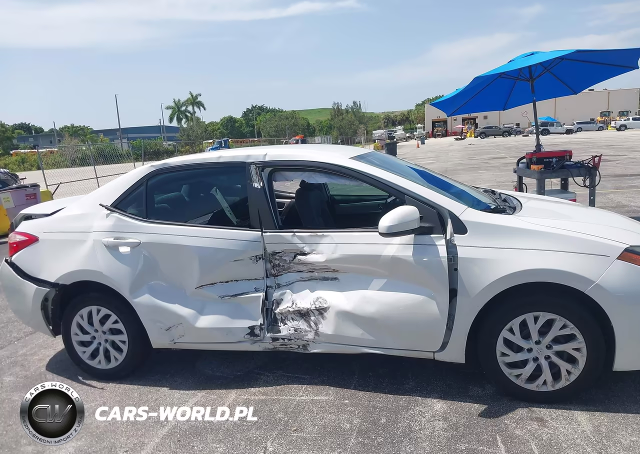 2018 Toyota Corolla Le VIN:5YFBURHE6JP853124 - 13
