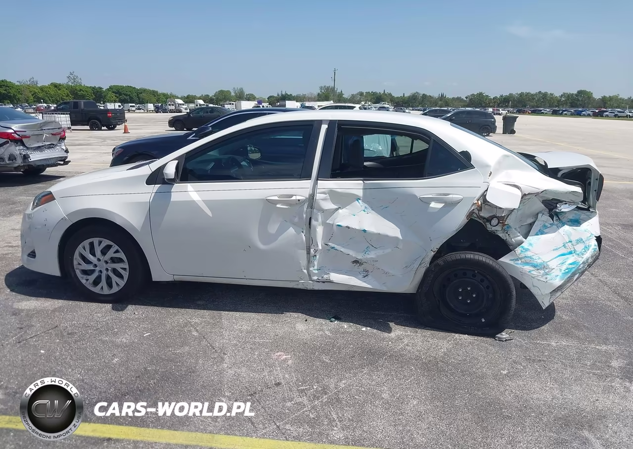 2018 Toyota Corolla Le VIN:5YFBURHE6JP853124 - 14