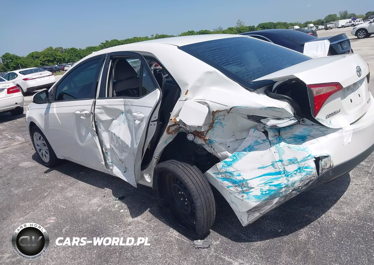 2018 Toyota Corolla Le VIN:5YFBURHE6JP853124 - 17