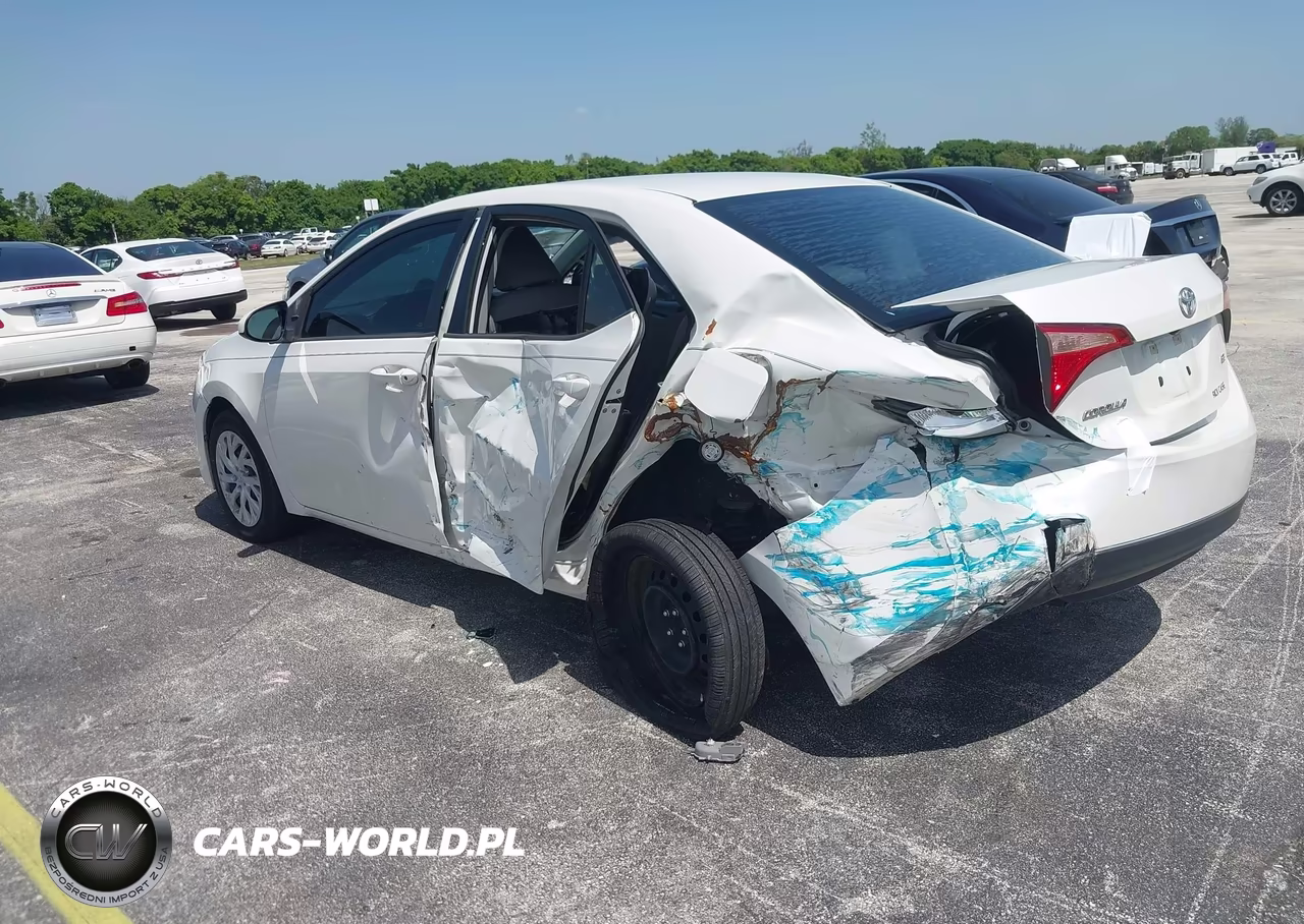 2018 Toyota Corolla Le VIN:5YFBURHE6JP853124 - 3