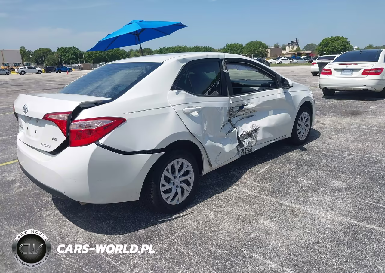 2018 Toyota Corolla Le VIN:5YFBURHE6JP853124 - 4