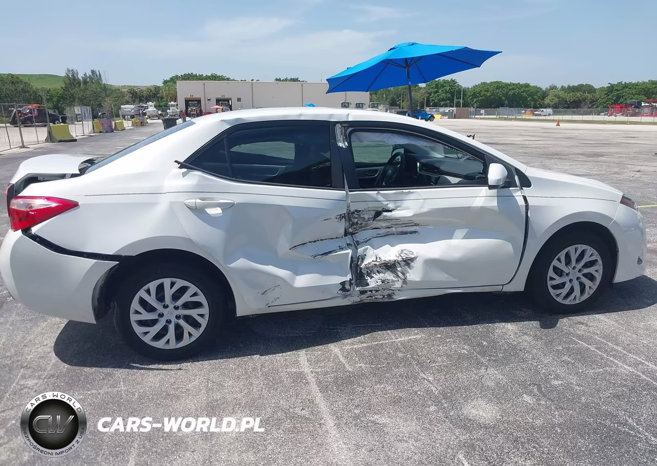 2018 Toyota Corolla Le VIN:5YFBURHE6JP853124 - 6