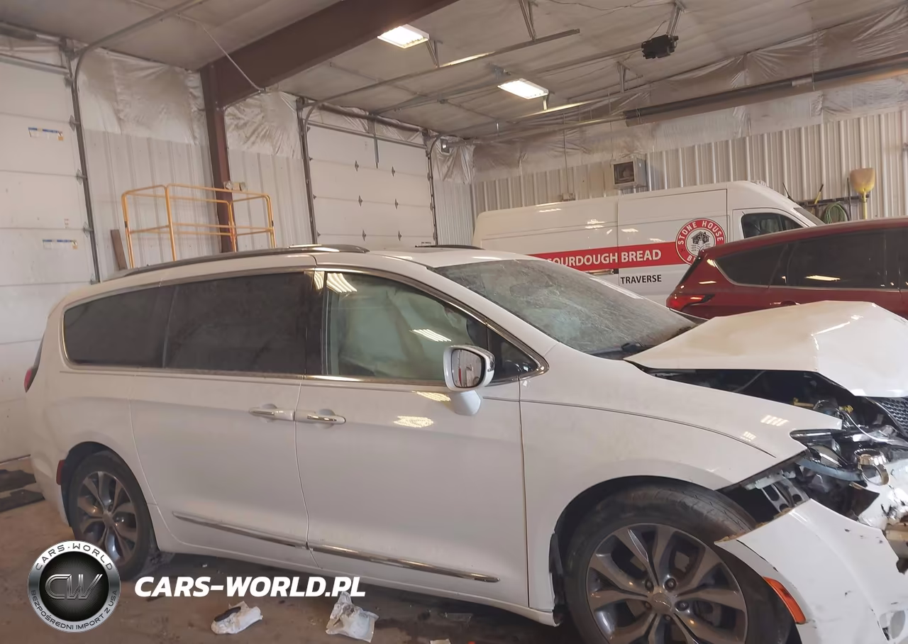 2018 Chrysler Pacifica Limited VIN:2C4RC1GG0JR262034 - 13