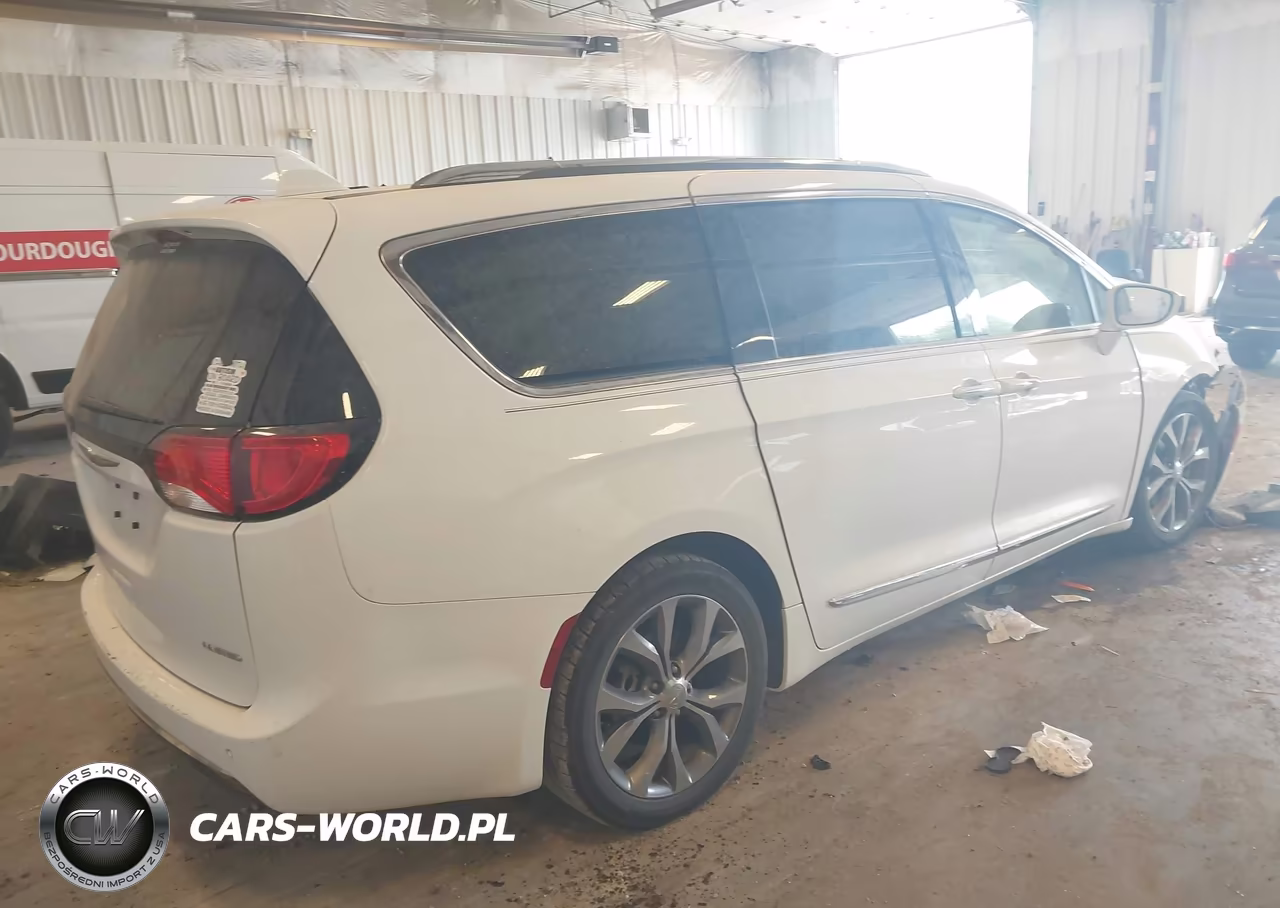 2018 Chrysler Pacifica Limited VIN:2C4RC1GG0JR262034 - 4