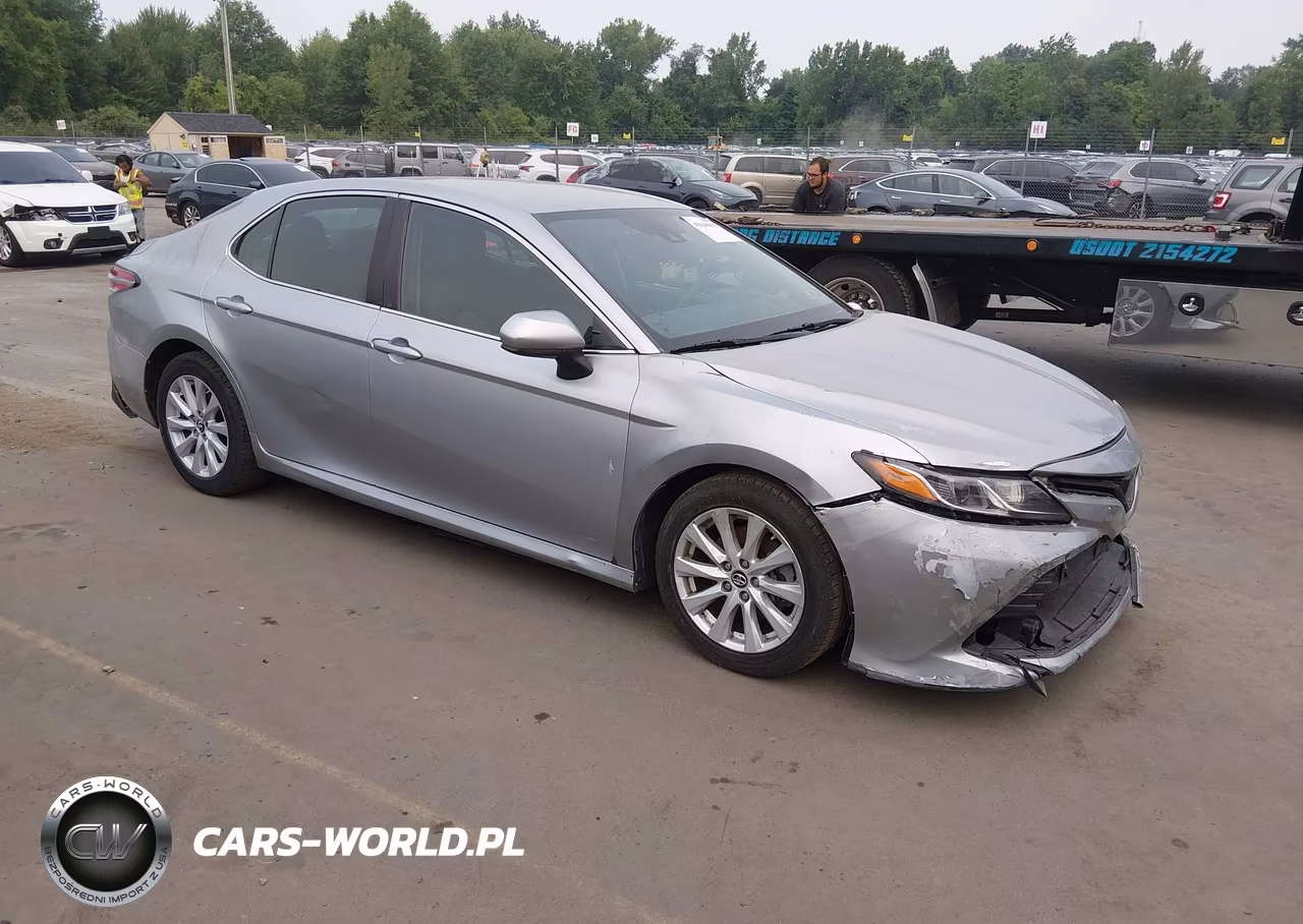 2018 Toyota Camry Le VIN:4T1B11HK6JU124751 - 1