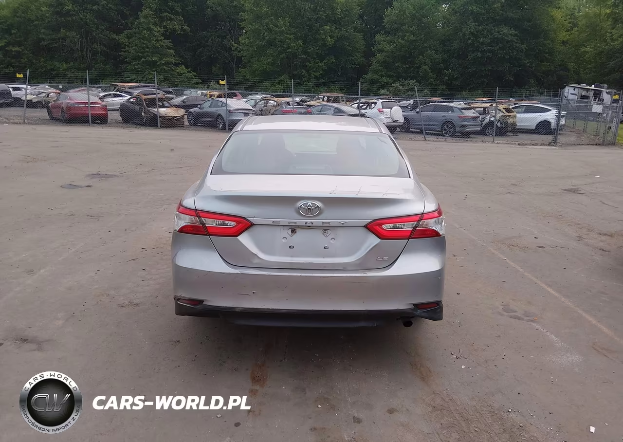 2018 Toyota Camry Le VIN:4T1B11HK6JU124751 - 16