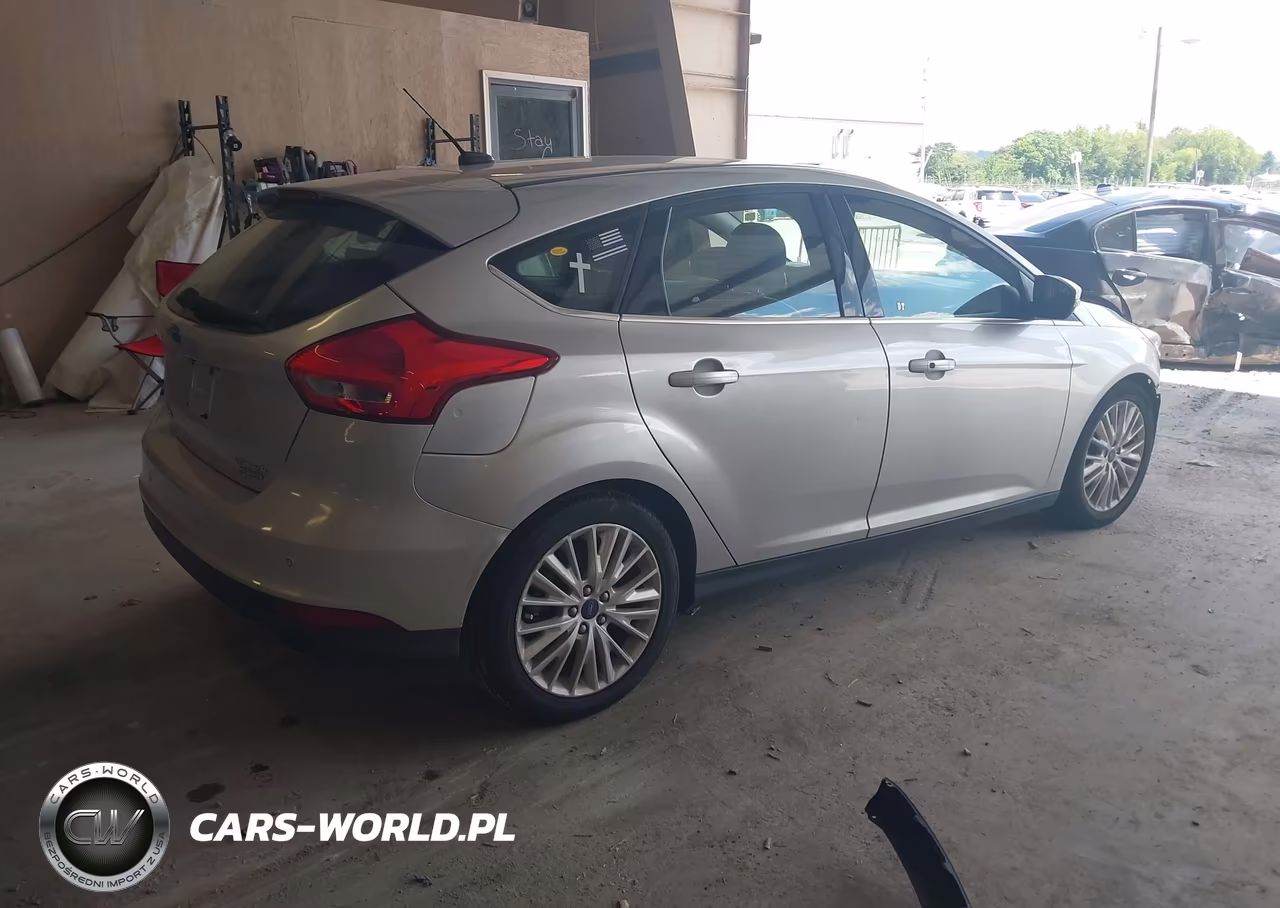 2015 Ford Focus Titanium VIN:1FADP3N22FL273365 - 4