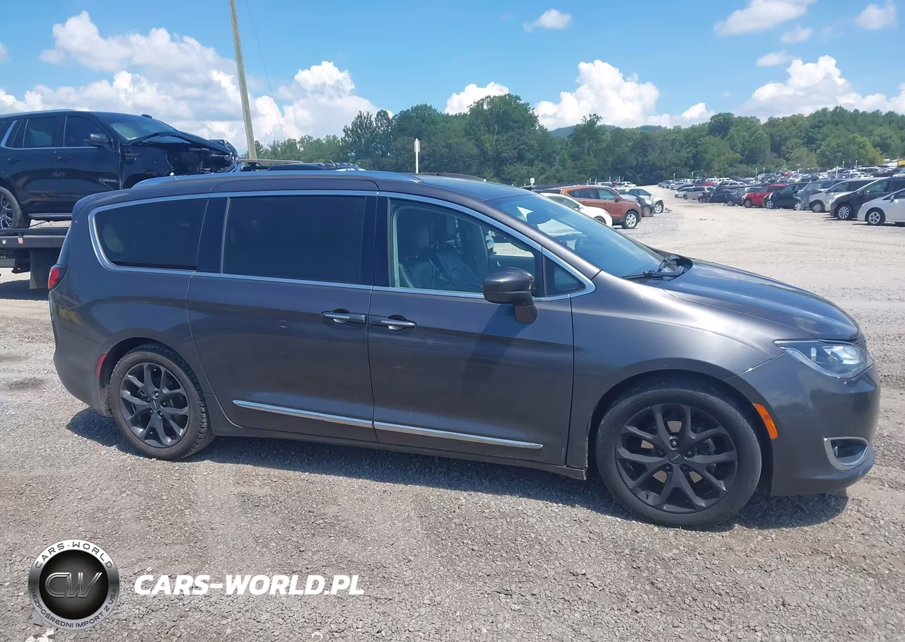 2018 Chrysler Pacifica Touring L VIN:2C4RC1BG0JR246861 - 13