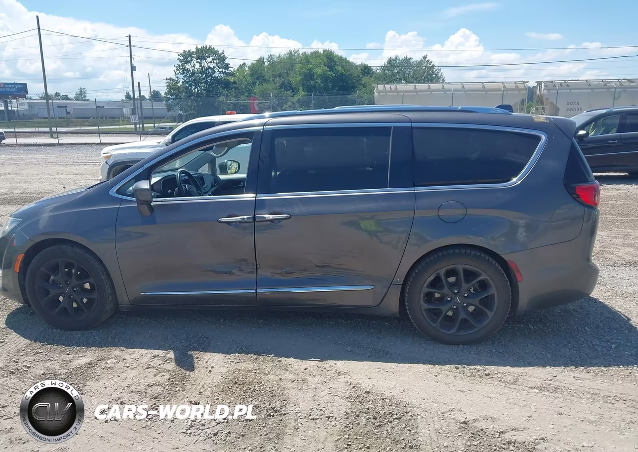 2018 Chrysler Pacifica Touring L VIN:2C4RC1BG0JR246861 - 14