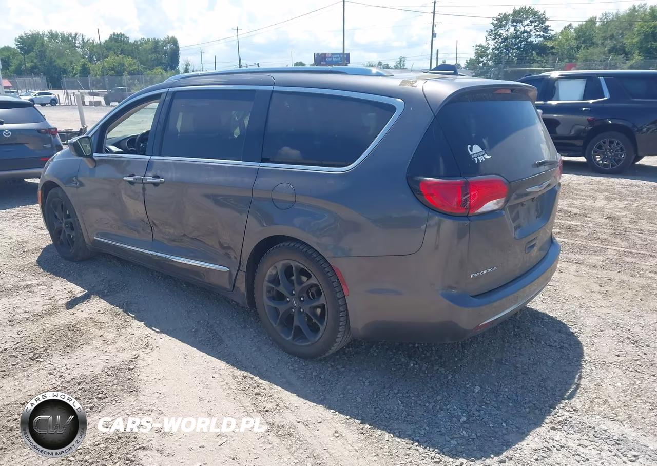 2018 Chrysler Pacifica Touring L VIN:2C4RC1BG0JR246861 - 3