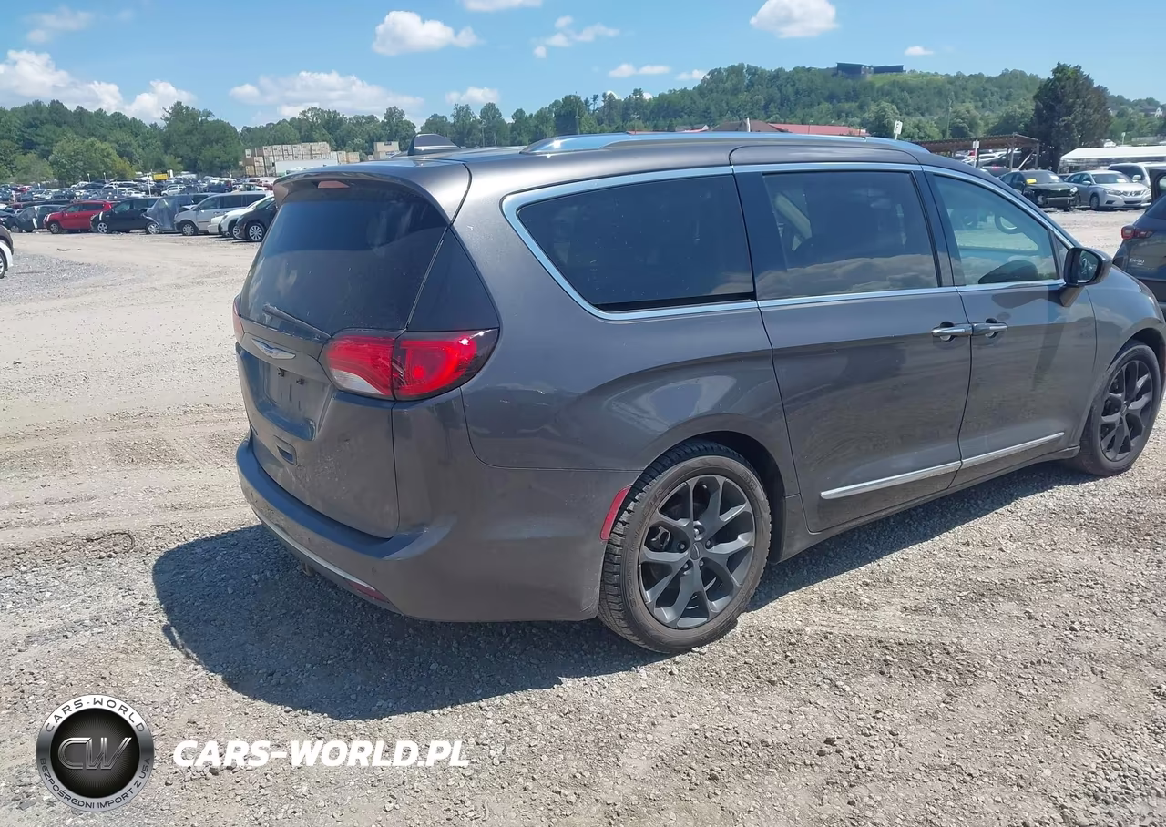 2018 Chrysler Pacifica Touring L VIN:2C4RC1BG0JR246861 - 4