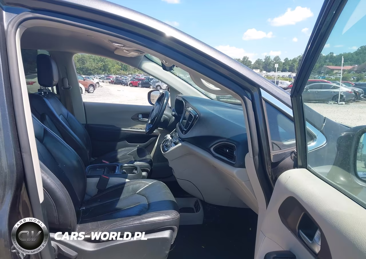 2018 Chrysler Pacifica Touring L VIN:2C4RC1BG0JR246861 - 5
