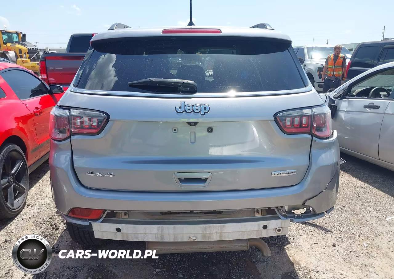 2018 Jeep Compass Latitude 4X4 VIN:3C4NJDBB3JT161150 - 16