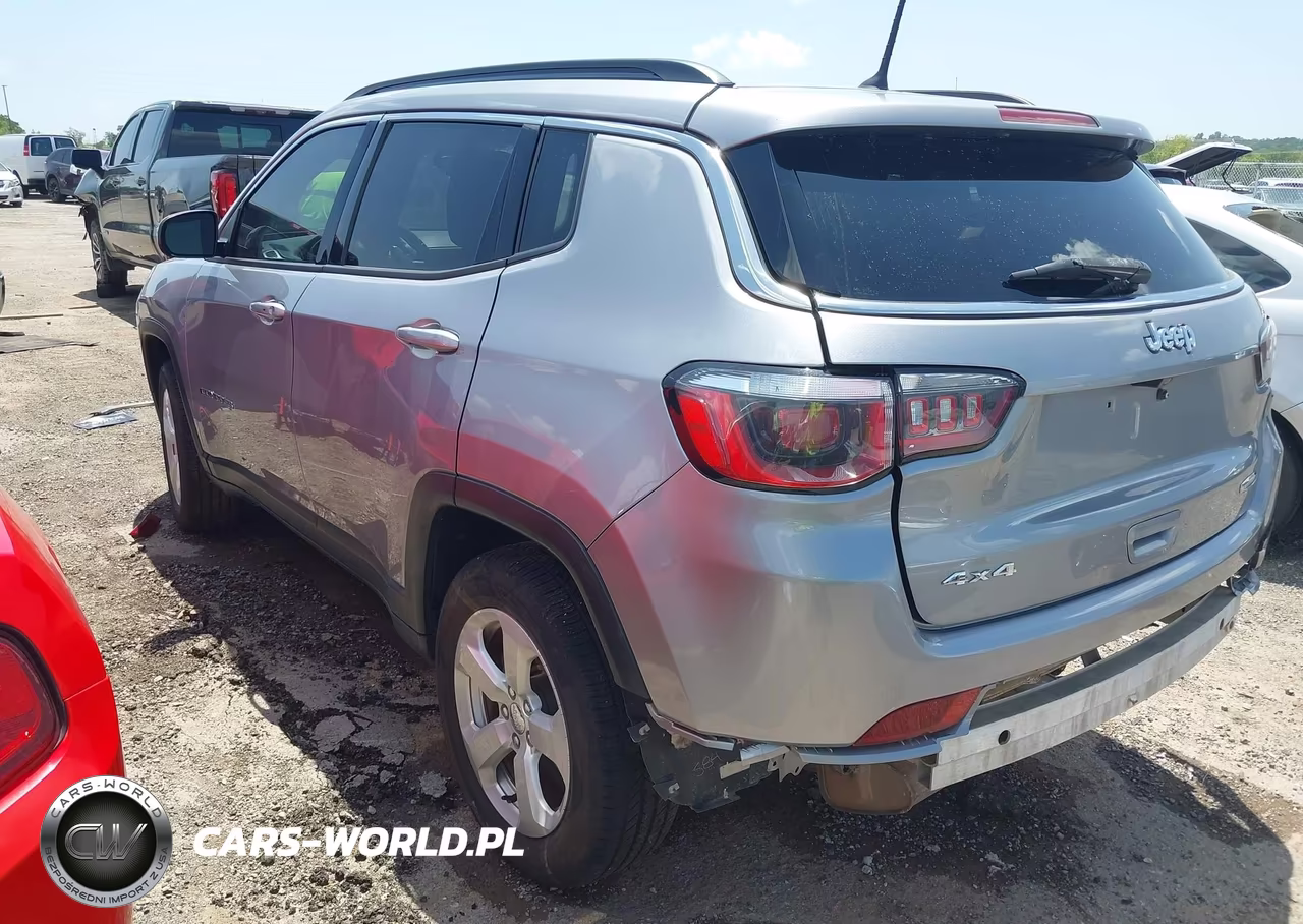 2018 Jeep Compass Latitude 4X4 VIN:3C4NJDBB3JT161150 - 3
