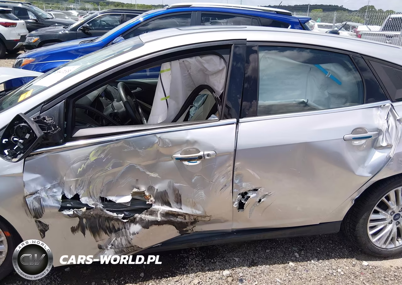 2018 Ford Focus Titanium VIN:1FADP3N26JL326108 - 14