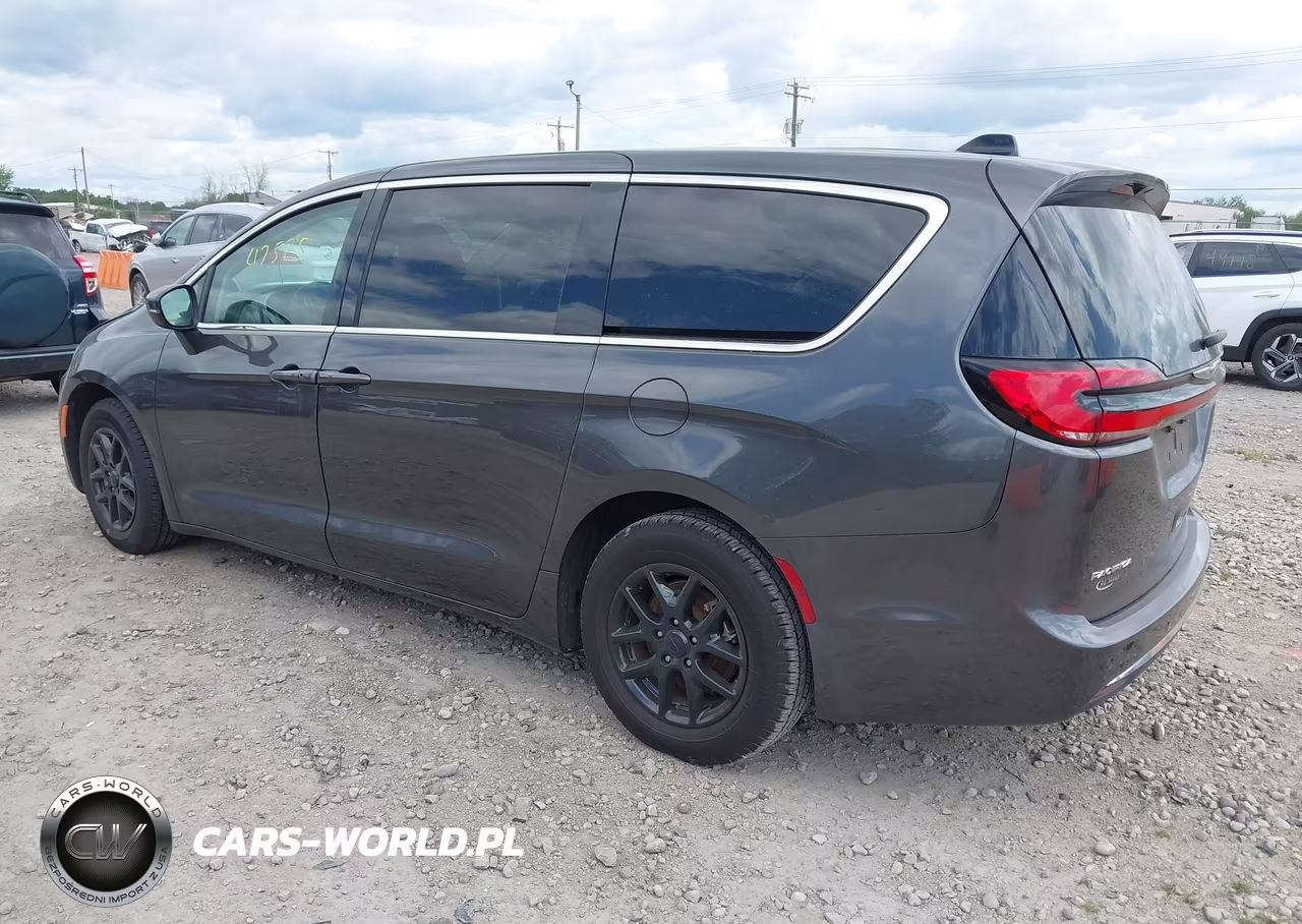 2023 Chrysler Pacifica Touring L VIN:2C4RC1BG1PR521047 - 3