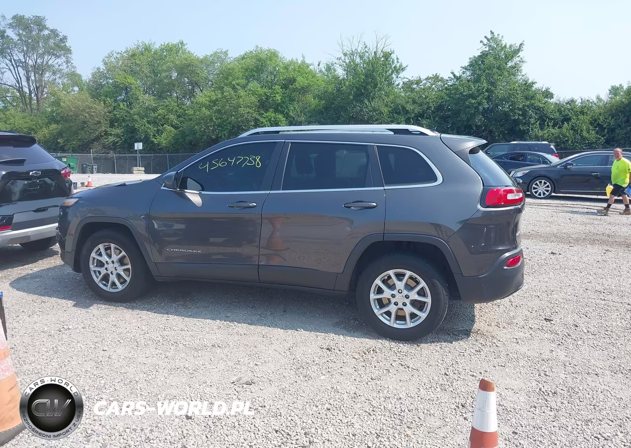 2015 Jeep Cherokee Latitude VIN:1C4PJMCB2FW645772 - 13