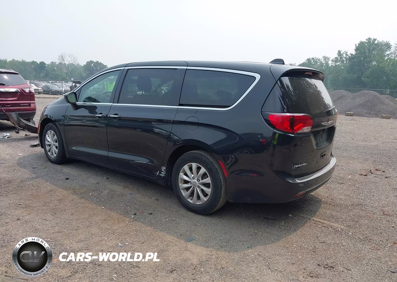 2019 Chrysler Pacifica Touring Plus VIN:2C4RC1FG7KR516177 - 3
