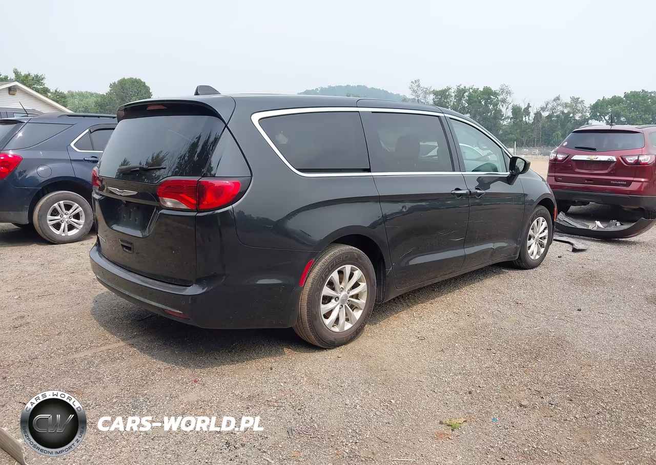 2019 Chrysler Pacifica Touring Plus VIN:2C4RC1FG7KR516177 - 4