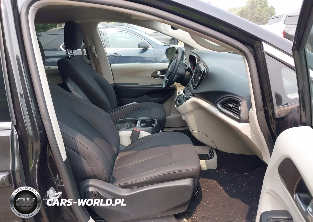 2019 Chrysler Pacifica Touring Plus VIN:2C4RC1FG7KR516177 - 5